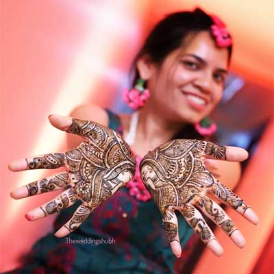 Wedding Season बरइडल महद फटशट क इन हट क Poses स बनए सपशल   bridal mehndi photo shoot to be made special with these different poses  mobile