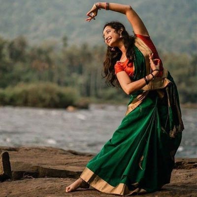 dancing saree photoshoot style
