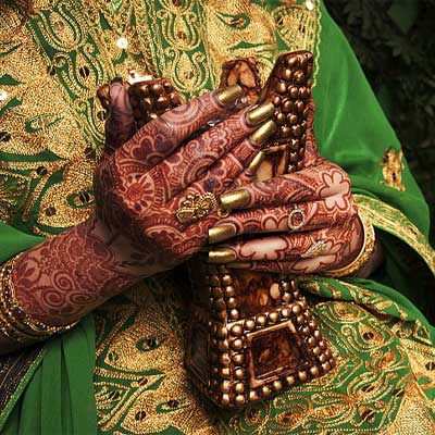 15 Eye-Catching Mehndi Photoshoot Ideas for Bride - Vicky Roy