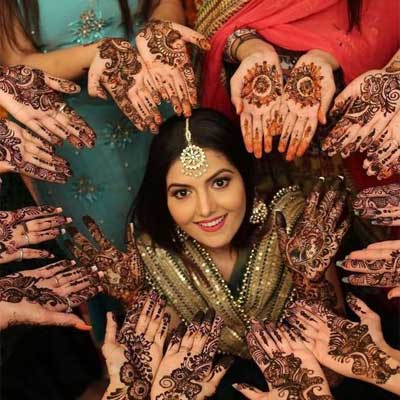 photo shoot mehndi poses for bride
