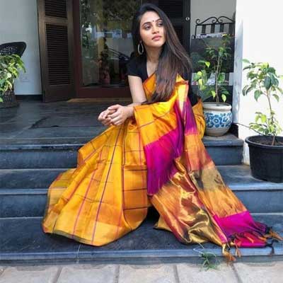 Saree Poses for Girls To Make Instagram Photos Look Amazing-sonthuy.vn