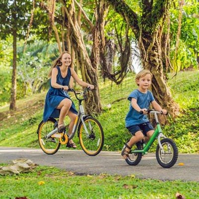 mom and daughter phootoshoot ideas bicyles 