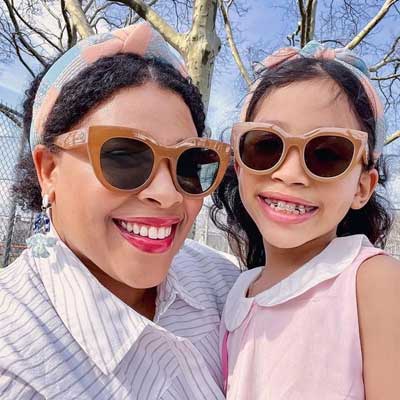 mom daughter photoshoot ideas posing with sunglasses 