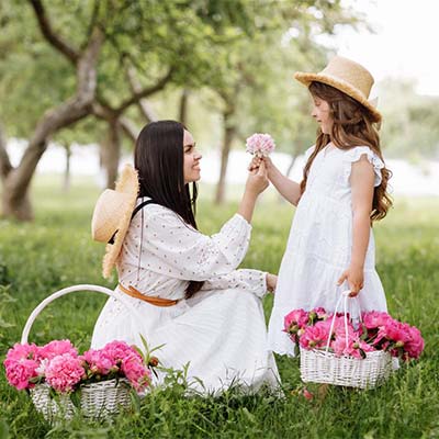 creative mother daughter photoshoot ideas  a basket of flowers 