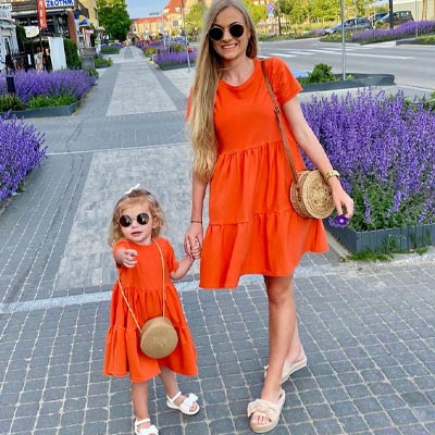 mother daughter photoshoot outfit ideas matching dress 