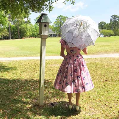 mother daughter photoshoot outfit ideas with parasol 